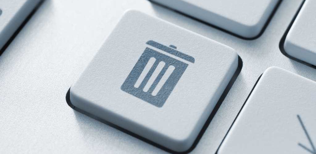 Computer button on a keyboard with recycle bin icon symbol