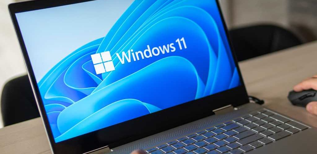 Windows 11 auf Bildschirm eines Notebooks