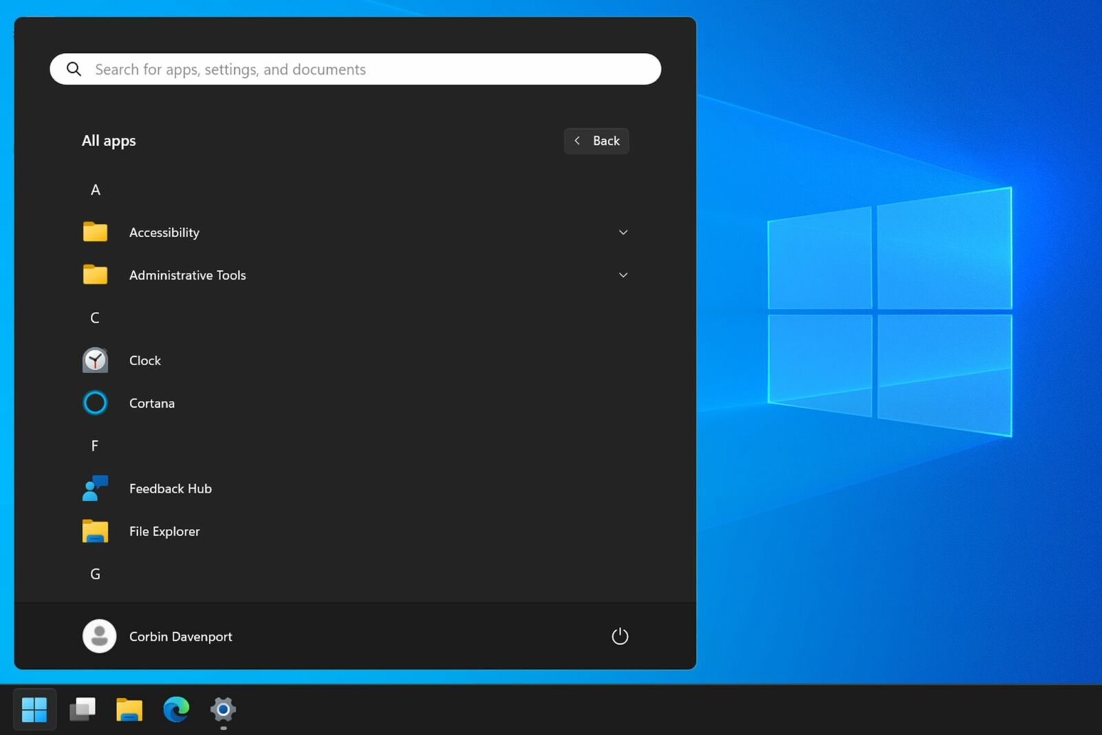 A Windows 11 desktop customized to look like Windows 10.