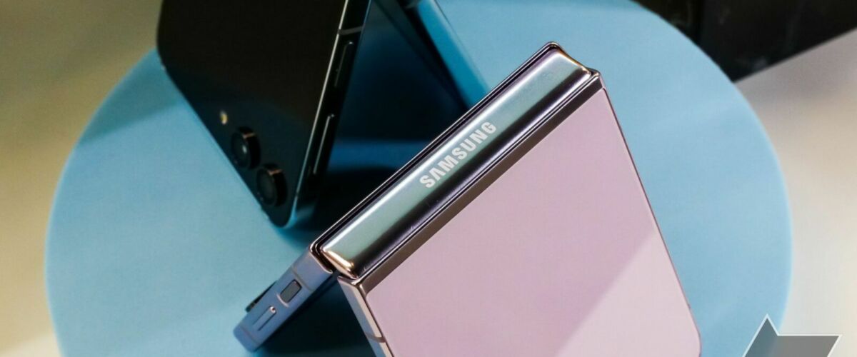 Samsung Galaxy Z Flip 5 in lavender in tent mode