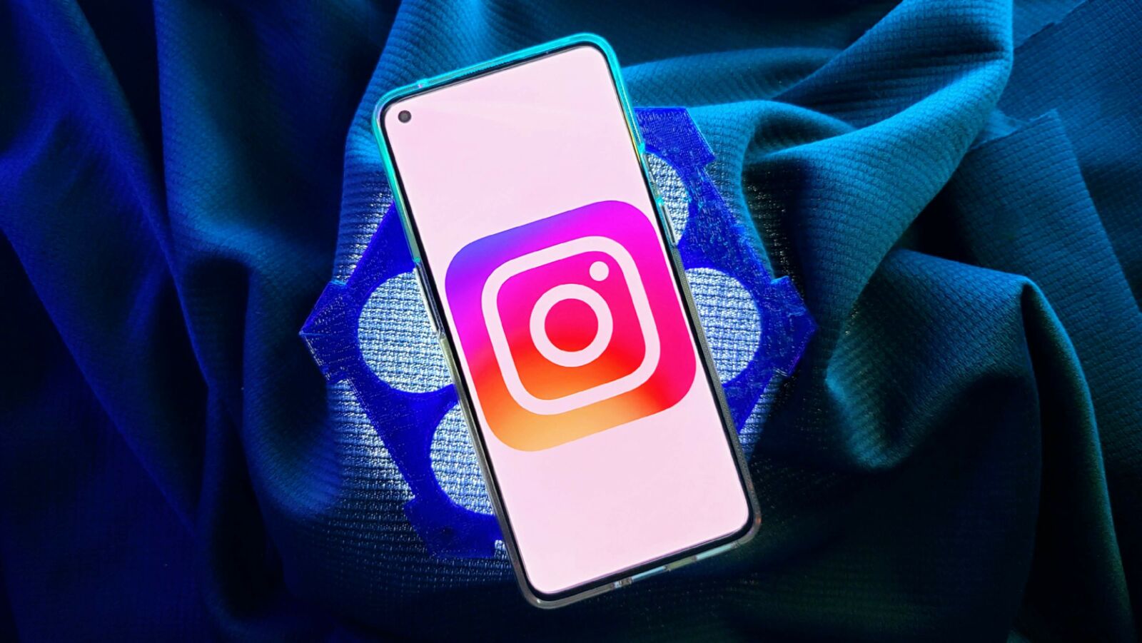 Instagram logo on OnePlus 9