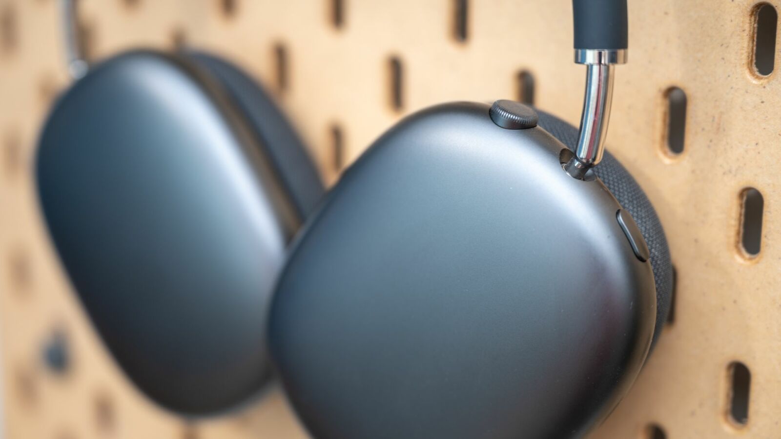 Close up of the digital crown and multi-function button on the Apple AirPods Max.