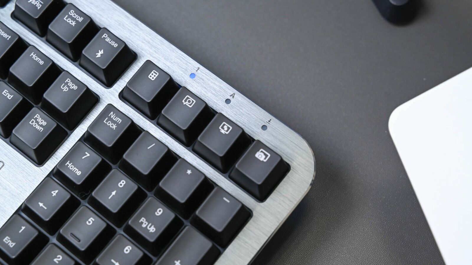 Numpad on the Kensington QuietType Pro Silent Wireless Mechanical Keyboard.