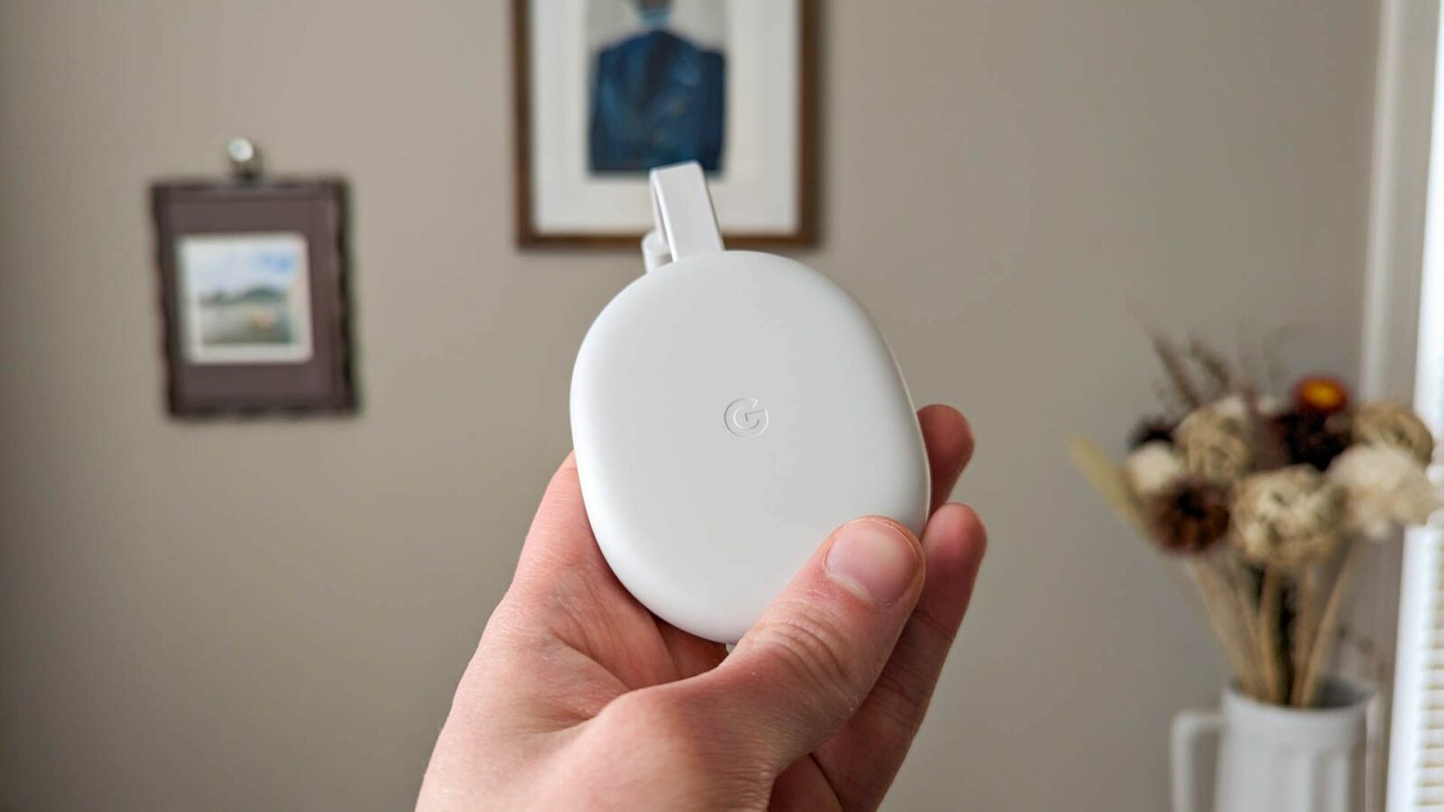 Person holding a 4k Chromecast